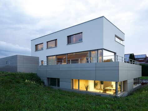 Modernes Wohnhaus mit Aluminiumfenstern